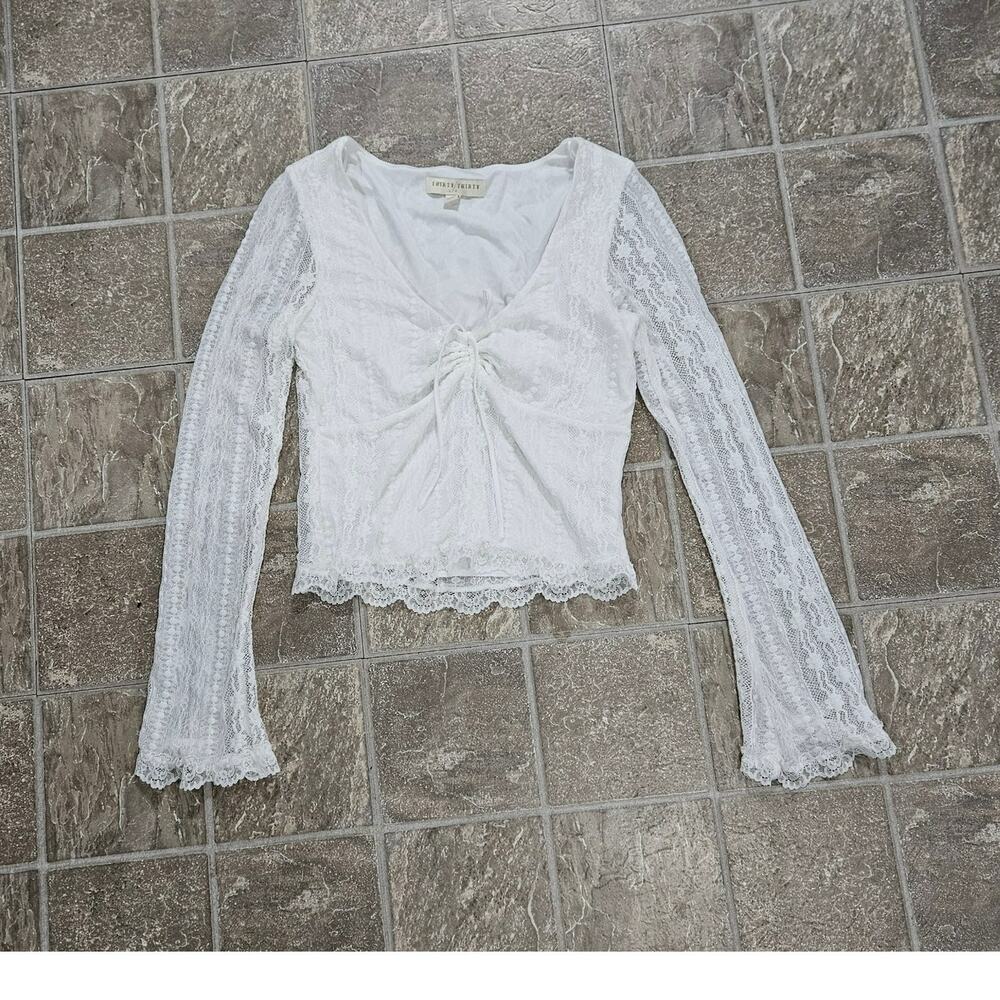 Thirty/Thirty White Lace Long-sleeve V-neck top ruched front Sz Medium Romantic